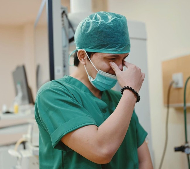 Penuh haru, Atta pun sampai meneteskan air mata melihat proses kelahiran anaknya. Anak kedua Aurel dan Atta yang dilahirkan melalui proses caesar itu diketahui berjenis kelamin perempuan. Foto: Instagramm/@attahalilintar