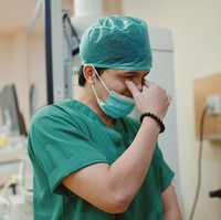 Penuh haru, Atta pun sampai meneteskan air mata melihat proses kelahiran anaknya. Anak kedua Aurel dan Atta yang dilahirkan melalui proses caesar itu diketahui berjenis kelamin perempuan. Foto: Instagramm/@attahalilintar