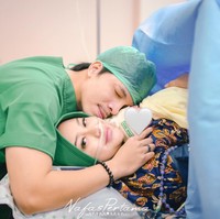 Anak kedua Atta dan Aurel itu lahir dengan berat 3,3 kg. Terlihat wajah bahagia dan lega Atta dan Aurel usai putri keduanya berhasil terlahir dengan selamat ke dunia. Foto: Instagramm/@attahalilintar