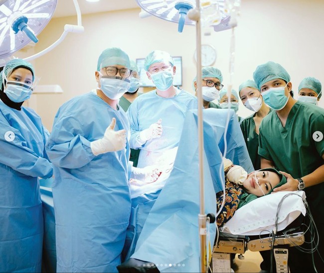Tak lupa Atta dan Aurel mengabadikan momen dengan berpose bersama para dokter dan perawat yang telah membantu proses persalinannya. Unggahannya itu pun langsung banjir ucapan selamat dari para netizen dan rekan artis lainnya. Foto: Instagramm/@attahalilintar