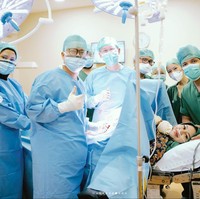 Tak lupa Atta dan Aurel mengabadikan momen dengan berpose bersama para dokter dan perawat yang telah membantu proses persalinannya. Unggahannya itu pun langsung banjir ucapan selamat dari para netizen dan rekan artis lainnya. Foto: Instagramm/@attahalilintar