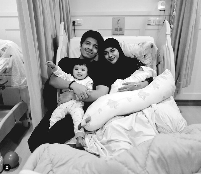 Menikah pada 3 April 2021, Atta dan Aurel kini sudah resmi menjadi orangtua bagi 2 orang anak. Putri pertamanya yang bernama Ameena diketahui telah lahir pada 2 Februari 2022. Foto: Instagramm/@attahalilintar
