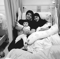 Menikah pada 3 April 2021, Atta dan Aurel kini sudah resmi menjadi orangtua bagi 2 orang anak. Putri pertamanya yang bernama Ameena diketahui telah lahir pada 2 Februari 2022. Foto: Instagramm/@attahalilintar
