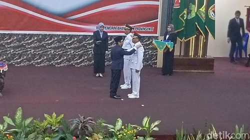 Ayodhia G. L Kalake saat melantik Pj Bupati Alor Zeth Sony Libing dan Pj Bupati Sumba Tengah Lery Rupidara, Senin (13/11/2023). (Simon Selly / detikBali)