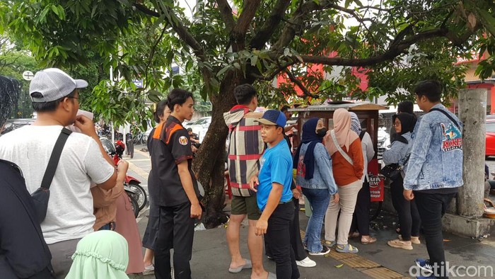 Bakso gerobak depan Superindo Dago Bandung.