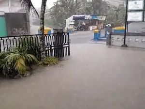 Ratusan Rumah di Belitung Terendam Banjir Akibat Hujan Deras-Air Laut Pasang