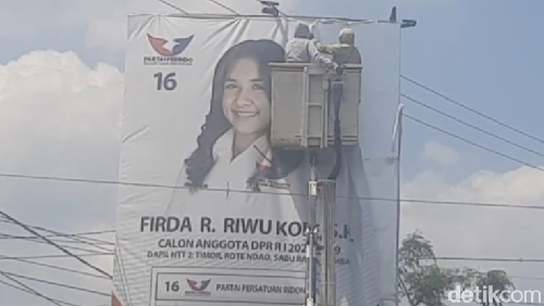 Bawaslu mulai menetibkan baliho yang melanggar aturan masa kampanye di Kupang.