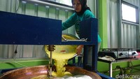 Selanjutnya nanas yang sudah diblender tadi dimasukkan ke dalam mesin pengaduk bersama dengan sejumlah bahan lainnya.  