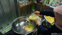 Nanas yang sudah menjadi jus lalu dikumpulkan dalam satu wadah untuk selanjutnya diaduk menjadi adonan dodol bersama bahan lainnya.   