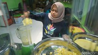Setelah itu nanas dipotong kecil untuk selanjutnya diblender hingga menjadi jus. Jika musim libur tiba, dodol nanas bisa terjual hingga 1.500 pcs. Tingginya penjual ini tentunya tak lepas dari kehadiran Desa Lembah Asri Serang (Dlas) di Desa Serang, yang kini menjadi Desa BRILiaN BRI. Sampai sekarang omzet KWT Almeidah sudah mencapai 13 juta per bulan.