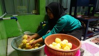 Meski berawal dari keprihatinan terhadap petani nanas, siapa sangka bisnis ini berkembang hingga mampu meraup omzet belasan juta per bulan. Warti bercerita awalnya hanya membuat permen nanas, namun seiring berjalannya waktu, mereka terus berinovasi menciptakan produk baru. Warti mengaku dodol nanas menjadi favorit konsumen. Membuatnya pun cukup mudah. Mula-mula nanas dikupas dan dicuci bersih.