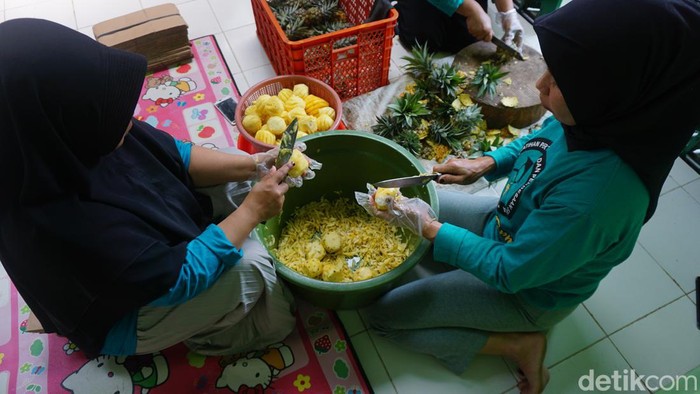 Nanas tidak hanya nikmat disantap langsung, tapi juga diolah. Salah satunya menjadi dodol, begini cara pembuatan dodol nanas khas Purbalingga.