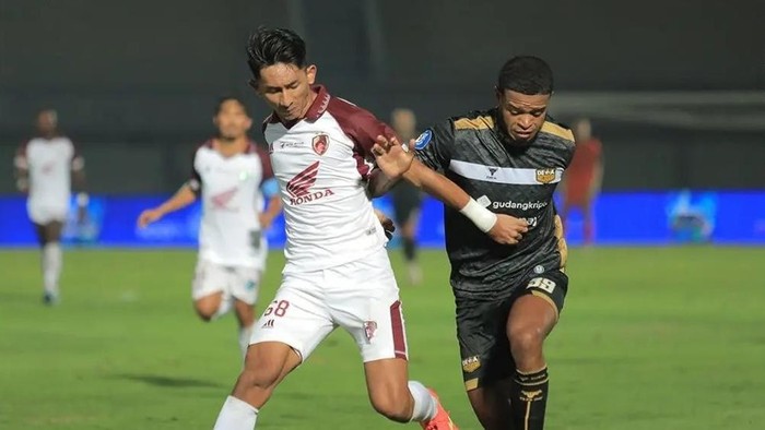 Bek PSM Makassar Daffa Salman berduel dengan striker Dewa United Alex Martins dalam laga Liga 1 2023/2024.