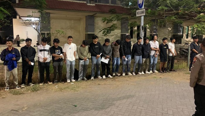 Belasan pemuda diamankan saat pesta miras di Stadion GBT Surabaya.