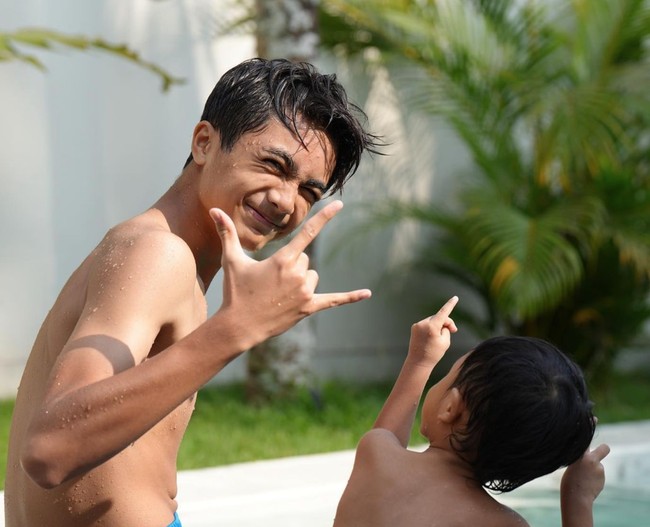 Lahir pada 13 Februari 2009, kini usia Bintang sudah menginjak 14 tahun. Walaupun masih belasan tahun namun paras tampannya sudah berhasil curi atensi hingga tak sedikit netizen yang mengaku ingin menjadi pacarnya. Foto: Instagram/@hengkykurniawan