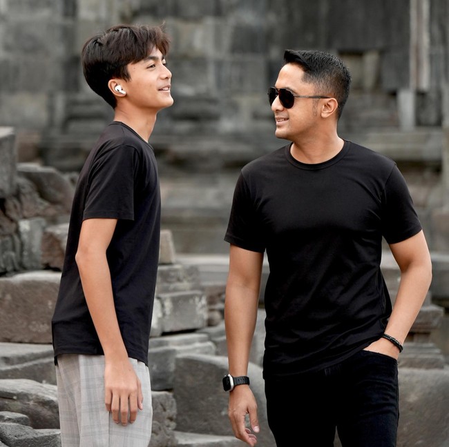 Baru berusia 14 tahun, tinggi Bintang pun terlihat sudah menyaingi ayahnya. Diketahui saat ini tingginya sudah mencapai 176 cm. Foto: Instagram/@hengkykurniawan