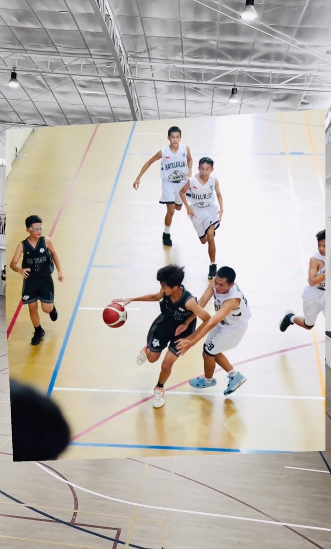 Gemar bermain basket tak heran jika Bintang memiliki tubuh yang tinggi. Dalam salah satu unggahan di akun Instagram Hengky terlihat ia bersama istri dan kedua anaknya datang menonton pertandingan basket Bintang. Foto: Instagram/@hengkykurniawan