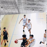 Gemar bermain basket tak heran jika Bintang memiliki tubuh yang tinggi. Dalam salah satu unggahan di akun Instagram Hengky terlihat ia bersama istri dan kedua anaknya datang menonton pertandingan basket Bintang. Foto: Instagram/@hengkykurniawan