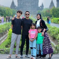 Bintang diketahui memiliki dua orang adik tiri bernama Shakila Azzahra Kurniawan dan Zavieruwais Muhammad Kurniawan. Walau berbeda ibu namun ketiganya terlihat akur. Foto: Instagram/@hengkykurniawan