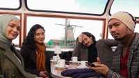 Menjalani pekerjaannya di luar negeri juga disempatkan untuk kulineran. Beristirahat di restoran yang nyaman ini dilakukan Bryan bersama rekan artis lainnya. Foto: Instagram/bryandomani_bd_