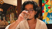 Makan malam di restoran menjadi cara Bryan mengisi perut yang kosong tanpa repot memasak. Dalam sekejap, makanan yang dipesannya telah dihabiskan dengan lahap. Foto: Instagram/bryandomani_bd_