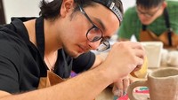 Ide kreatifnya tak hanya dituangkan melalui dunia akting saja. Bryan pernah belajar membuat gelas dari tanah liat dan mengerjakannya dengan sangat teliti. Foto: Instagram/bryandomani_bd_