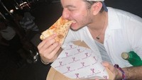 Ia juga menyukai pizza sebagai kudapan yang cepat dan mengenyangkan. Saat menonton festival musik, pizza keju menjadi pilihannya untuk mengatasi perut yang kelaparan. Foto: Instagram/bryandomani_bd_