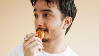 Bryan mengaku paling suka menikmati camilan yang renyah dan gurih. Tak heran jika sekantung nugget ayam dihabiskannya sendirian. Foto: Instagram/bryandomani_bd_