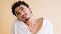 Bryan Domani dikenal sebagai pria yang ramah dan mudah berteman. Salah satu buktinya dapat dilihat kedekatannya dengan Abidzar yang menjalankan project bersama. Foto: Instagram/bryandomani_bd_