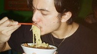 Walaupun berdarah campuran, Bryan Domani juga penggemar berat makanan Indonesia. Mie ayam legendaris diburunya hingga ke kota Yogyakarta. Foto: Instagram/bryandomani_bd_
