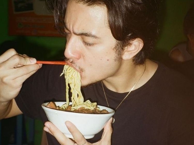 Bryan Domani Doyan Makan Pizza hingga Mie Ayam Legendaris