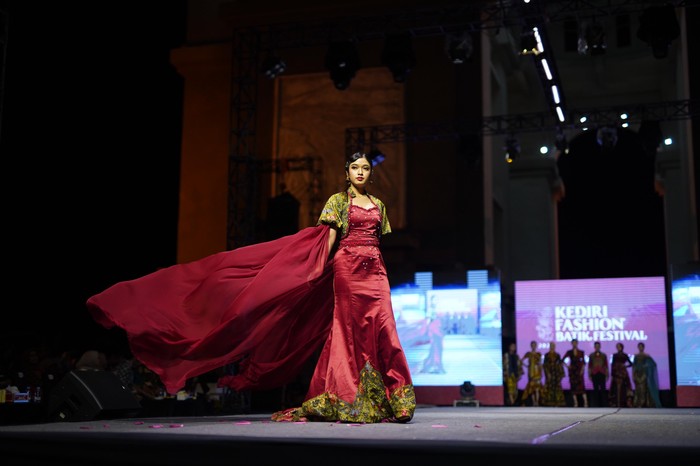 Bupati Kediri Hanindhito Himawan Pramana membuka gelaran Kediri Fashion Batik Festival (KFBF) 2023.