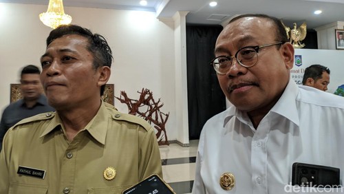 Bupati Lombok Tengah Lalu Pathul Bahri dan Pj Gubernur NTB Lalu Gita Ariadi seusai rapat membahas pembangunan kantor imigrasi di Lombok Tengah, Senin (13/11/2023). (Ahmad Viqi/detikBali).