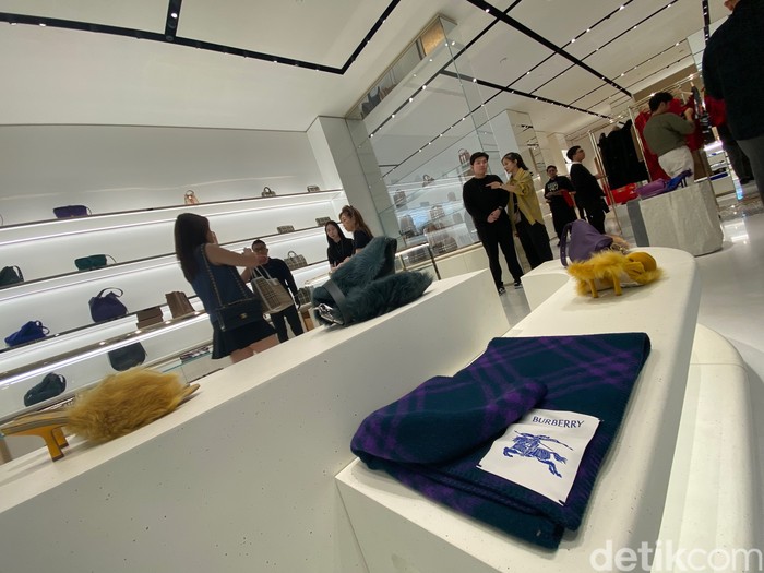 Model on the runway at Burberry Fall 2023 Ready To Wear Fashion Show on February 20, 2023 at St. Agnes Place in London, England. (Photo by Giovanni Giannoni/WWD via Getty Images)