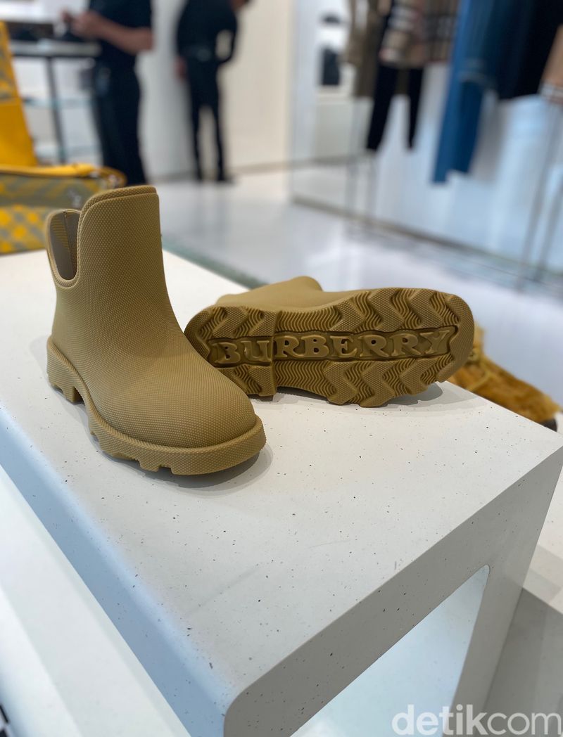Butik Baru Burberry di Jakarta