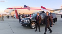 Setibanya di Washington DC, Jokowi dijemput mobil bongsor Chevrolet Suburban. Chevrolet Suburban yang merupakan SUV bongsor sering menjadi mobil kalangan VIP di Amerika Serikat. Selain digunakan Wakil Presiden AS Kamala Harris, tamu-tamu penting dari berbagai negara juga kerap menggunakan Chevrolet Suburban ini. Selain Jokowi, Presiden Ukraina Volodymyr Zelenskyy juga pernah menggunakan Chevrolet Suburban saat kunjungannya ke Amerika Serikat beberapa waktu lalu. Foto: Youtube Sekretariat Presiden