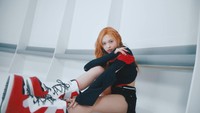 Penampilan bold Chiquita semakin terasa dengan sepatu boots tinggi dari Moon Boot seharga Rp 5,8 juta. (Foto: dok. YG Entertainment)