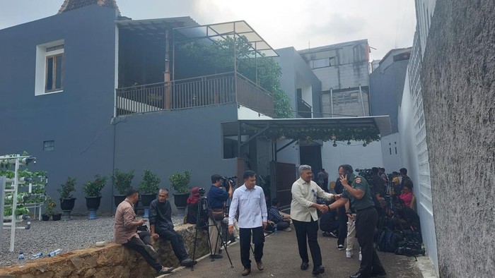 Komisi I DPR RI mengunjungi rumah pribadi milik Jenderal Agus Subiyanto di Cipayung, Jakarta Timur, sebagai tahapan verifikasi faktual sebagai calon Panglima TNI. Ketua Komisi I DPR Meutya Hafid mengungkap tahapan pencalonan Jenderal Agus sudah selesai.