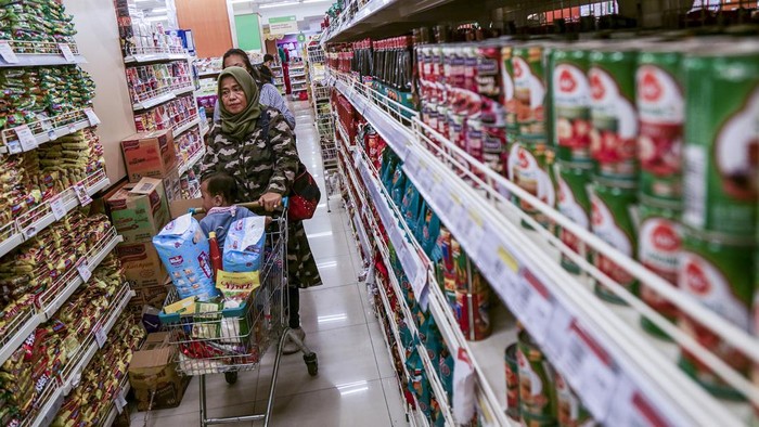 Pembeli memilah kebutuhan rumah tangga di salah satu pusat perbelanjaan, Kota Sukabumi, Jawa Barat, Jumat (13/11/2023). Bank Indonesia mencatat konsumsi rumah tangga tumbuh mencapai 5,06 persen (YoY) seiring dengan kenaikan mobilitas, daya beli masyarakat stabil dan keyakinan konsumen masih tinggi yang menjadi penopang pertumbuhan ekonomi pada triwullan III/2023.  ANTARA FOTO/Henry Purba/agr/Spt.
