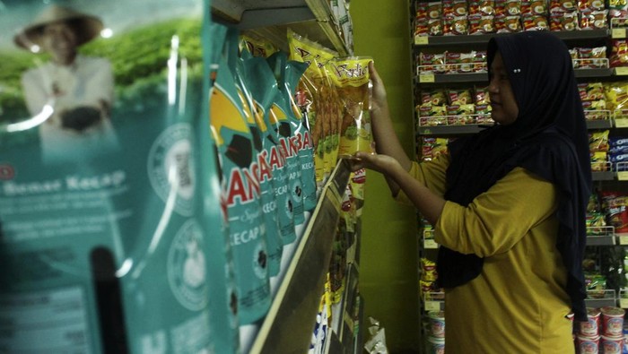 Pembeli memilah kebutuhan rumah tangga di salah satu pusat perbelanjaan, Kota Sukabumi, Jawa Barat, Jumat (13/11/2023). Bank Indonesia mencatat konsumsi rumah tangga tumbuh mencapai 5,06 persen (YoY) seiring dengan kenaikan mobilitas, daya beli masyarakat stabil dan keyakinan konsumen masih tinggi yang menjadi penopang pertumbuhan ekonomi pada triwullan III/2023.  ANTARA FOTO/Henry Purba/agr/Spt.