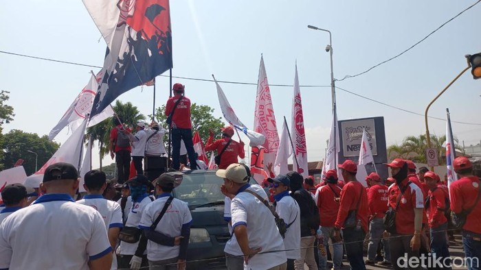 demo buruh nestle di pasuruan