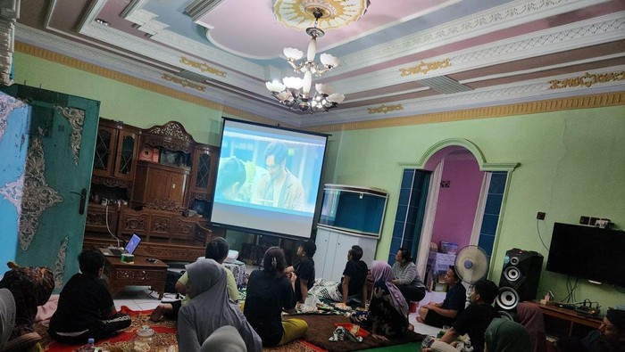 Suasana saat nonton bareng film Gadis Kretek di Pucungrejo, Muntilan, Kabupaten Magelang, Sabtu (11/11/2023).