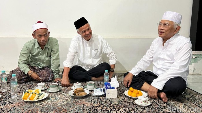 Ganjar Pranowo sowan ke kediaman Gus Mus di Rembang, Senin (13/11/2023).