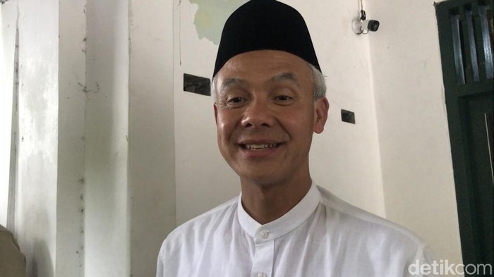 Ganjar Pranowo sowan ke kediaman Gus Mus di Rembang, Senin (13/11/2023).