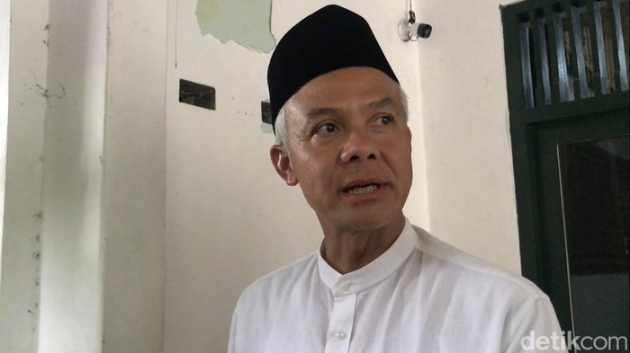 Ganjar Pranowo sowan ke kediaman Gus Mus di Rembang, Senin (13/11/2023).