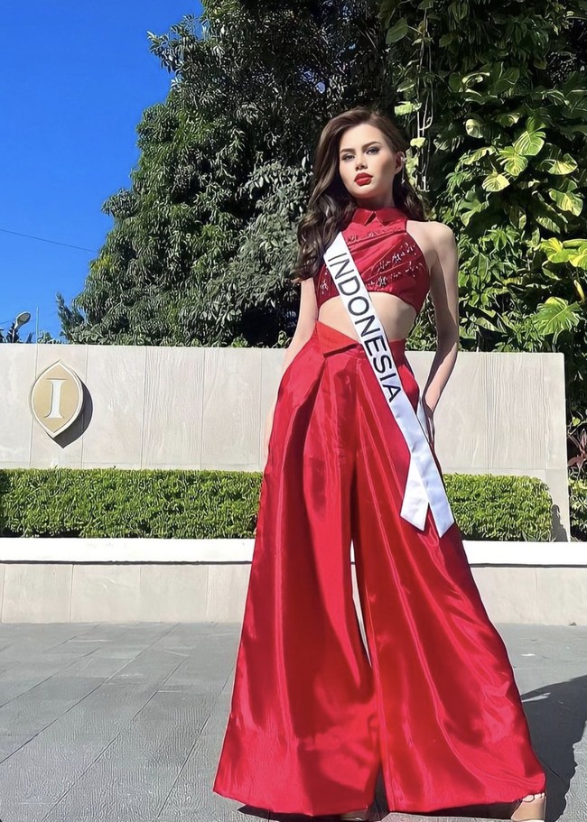 Penampilan andalannya jelang final yang digelar pada 18 November mendatang mencakup busana-busana berwarna vibrant yang mencolok. Seperti padanan crop-top merah dan celana panjang bersiluet lebar ini. (Foto: Instagram/@fabienne_fng)