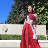 Penampilan andalannya jelang final yang digelar pada 18 November mendatang mencakup busana-busana berwarna vibrant yang mencolok. Seperti padanan crop-top merah dan celana panjang bersiluet lebar ini. (Foto: Instagram/@fabienne_fng)