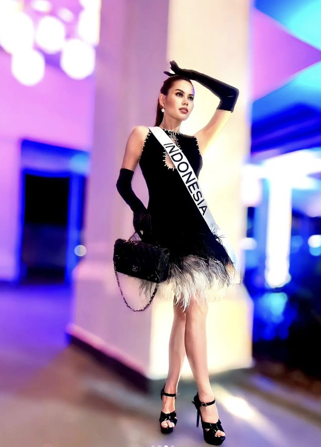 Pada sebuah kesempatan, little black dress beraksen bulu menemani penampilannya. Tas klasik Chanel kian melengkapi gaya glamornya. (Foto: Instagram/@fabienne_fng)