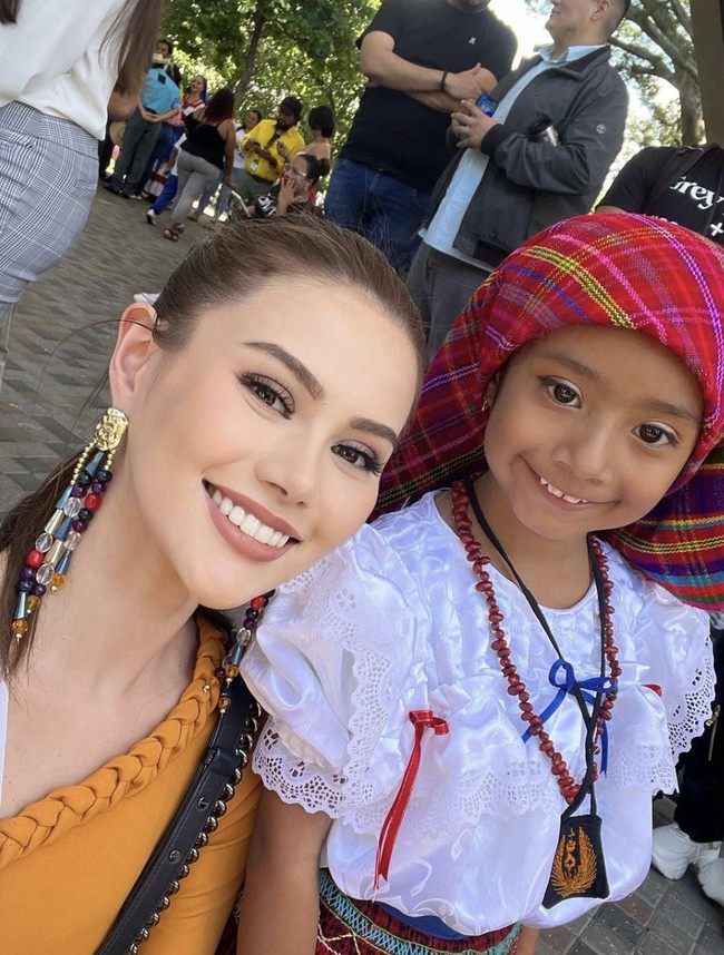 Pemilihan aksesori turut diperhatikan Nicole. Anting berupa juntaian manik-manik penuh warna memeriahkan gayanya di San Salvodor. (Foto: Instagram/@fabienne_fng)