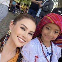 Pemilihan aksesori turut diperhatikan Nicole. Anting berupa juntaian manik-manik penuh warna memeriahkan gayanya di San Salvodor. (Foto: Instagram/@fabienne_fng)